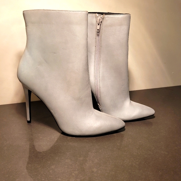 New Silver Wild Diva Reflective stiletto Ankle Booties size 8 - Picture 1 of 6